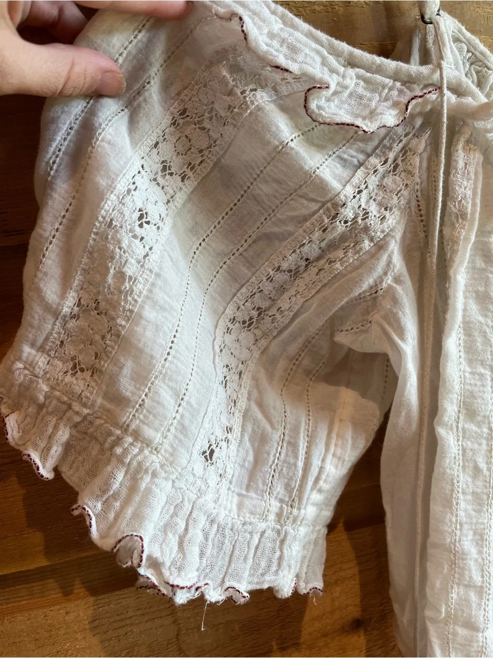 FREE PEOPLE - Feminine white Cropped Cotton Lace off the shoulder top w ruffles - Picture 3 of 8